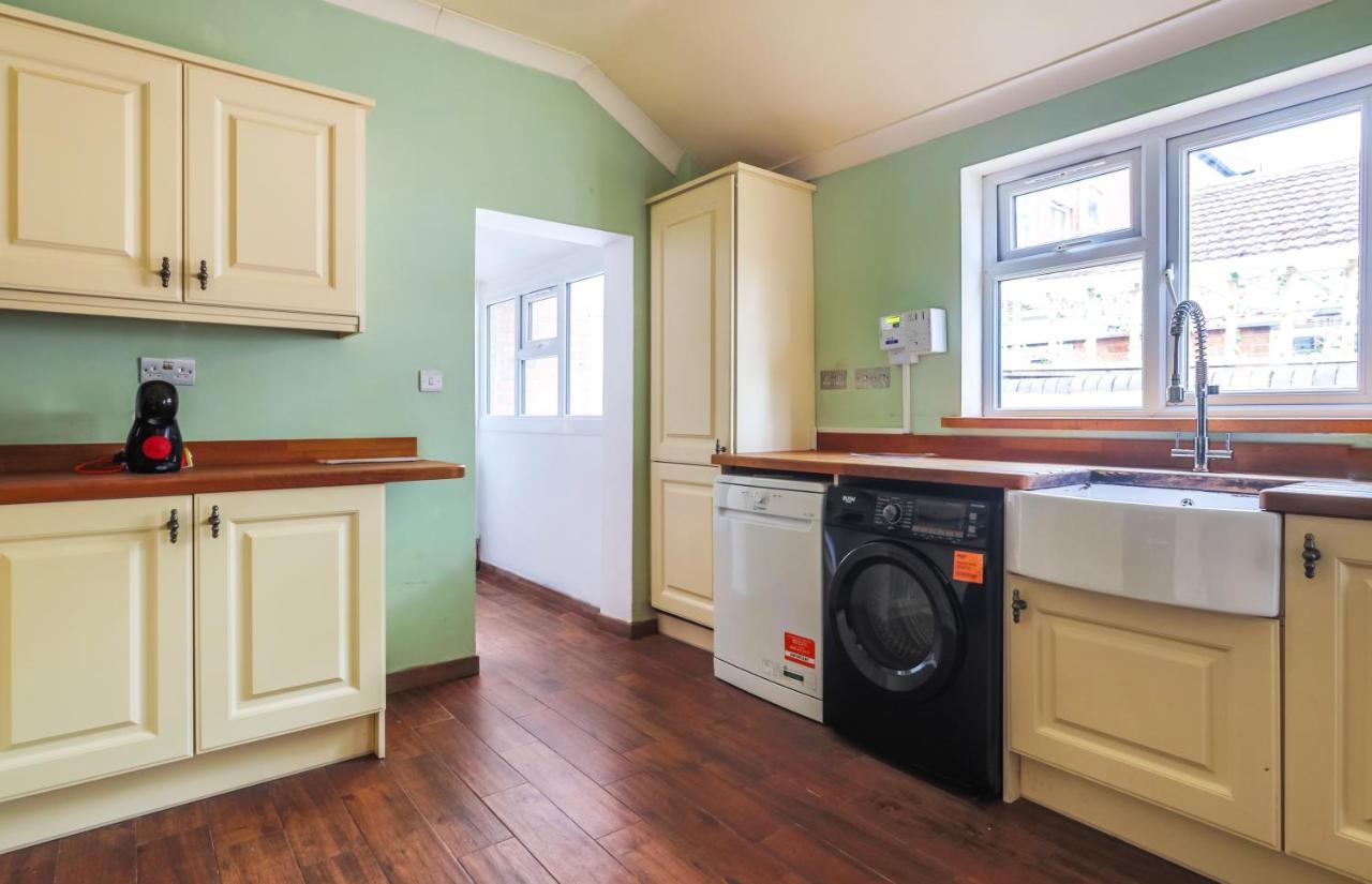 Spacious 4 Bed House In Birmingham, Suitable For Contractors Exterior foto